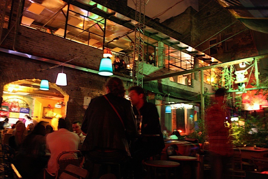 imagen 2 de Una noche loca en Budapest: Ruin bars, Pálinka y mil culturas.