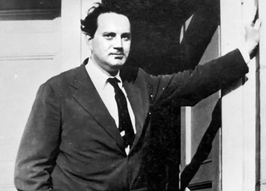 La razón por la que un escritor escribe un libro es para olvidarlo y la única razón por la que un lector lo lee es para recordarlo.