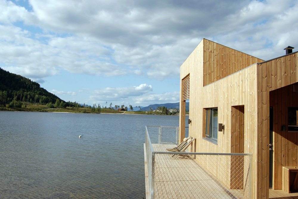 imagen 7 de Sencilla cabaña sobre el agua de un lago noruego.
