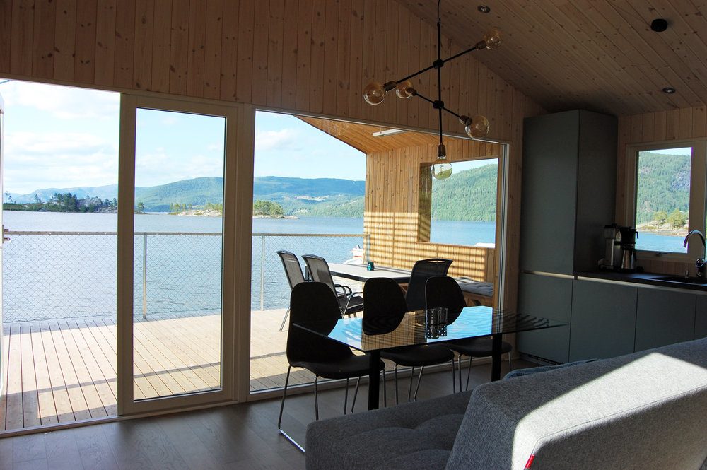 imagen 9 de Sencilla cabaña sobre el agua de un lago noruego.