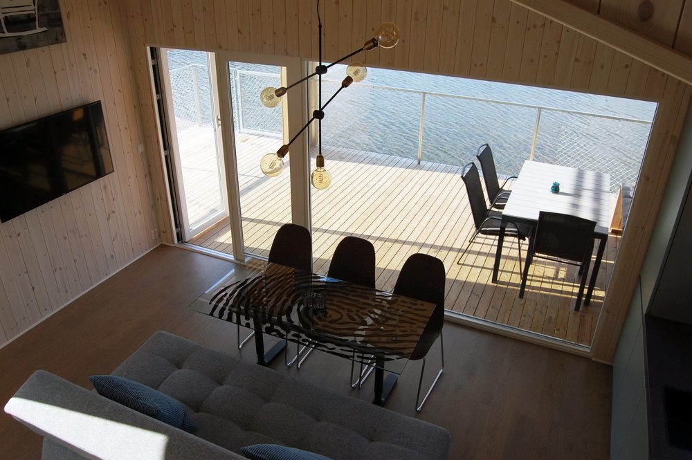 imagen 10 de Sencilla cabaña sobre el agua de un lago noruego.