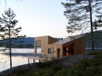 Sencilla cabaña sobre el agua de un lago noruego.