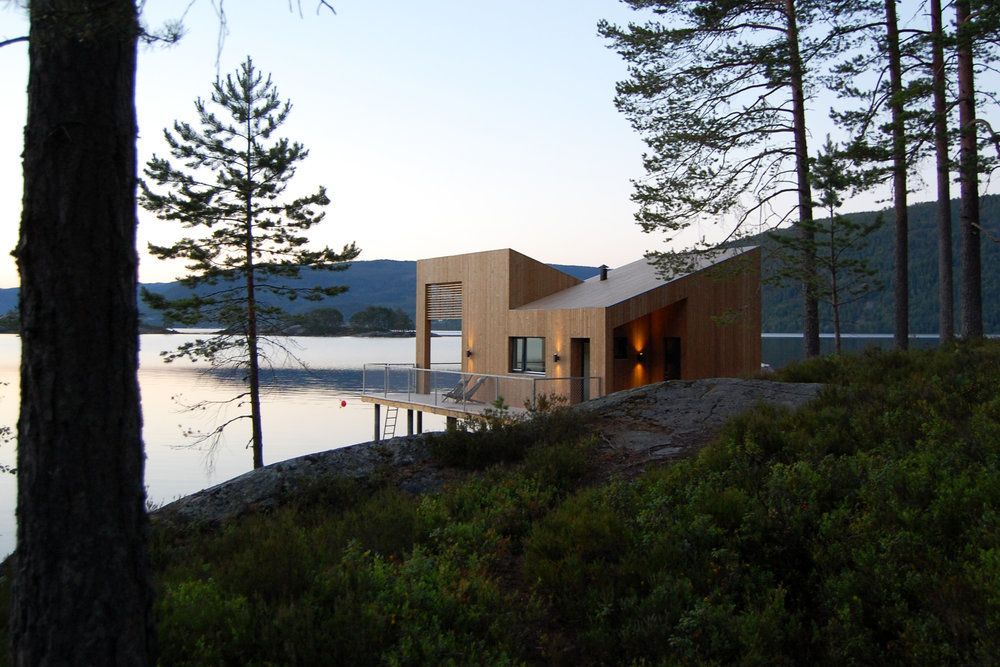 imagen 1 de Sencilla cabaña sobre el agua de un lago noruego.