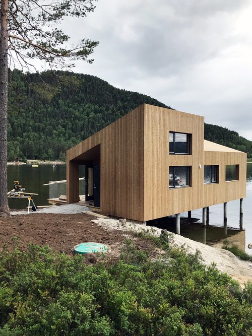 imagen 6 de Sencilla cabaña sobre el agua de un lago noruego.