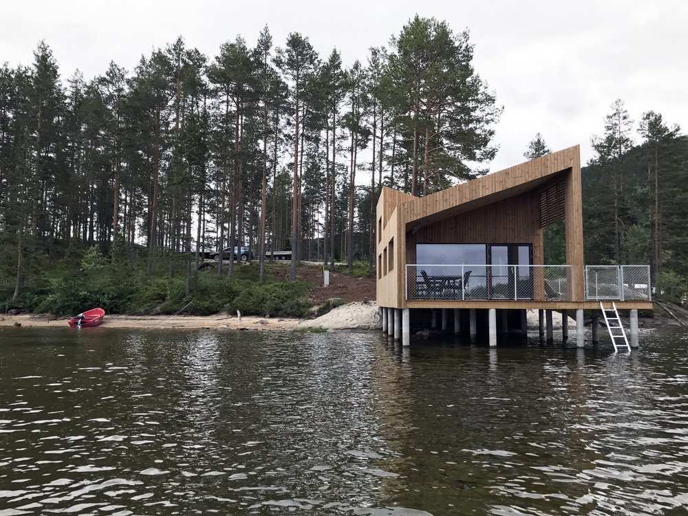 imagen 5 de Sencilla cabaña sobre el agua de un lago noruego.