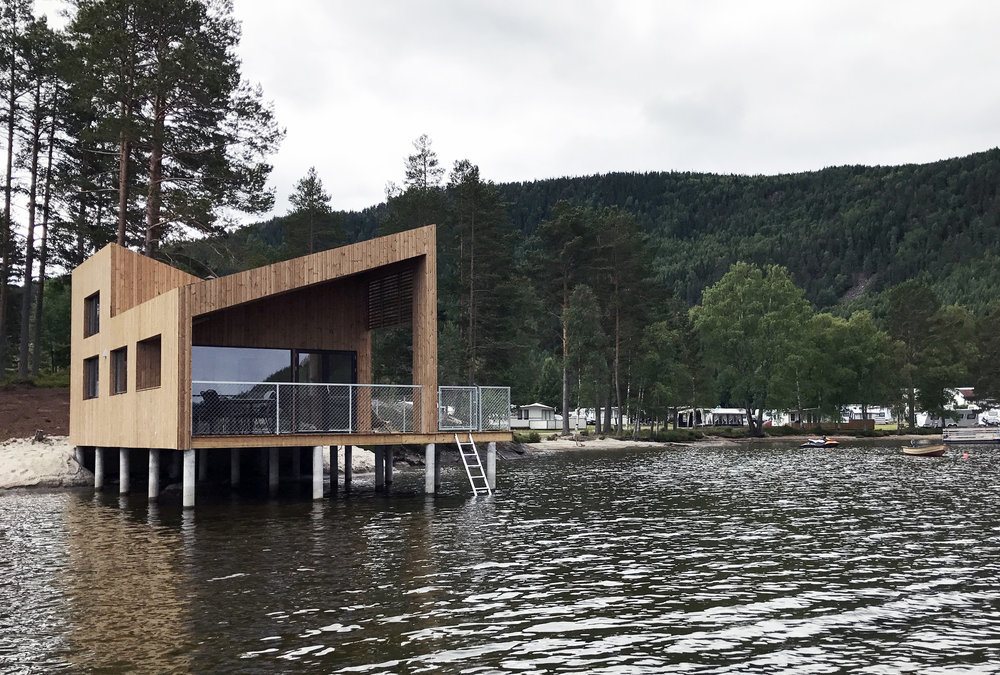 imagen 4 de Sencilla cabaña sobre el agua de un lago noruego.