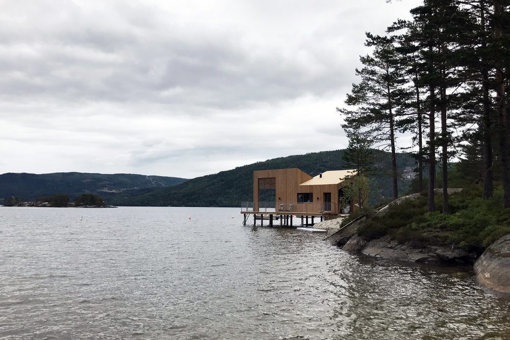 imagen 2 de Sencilla cabaña sobre el agua de un lago noruego.