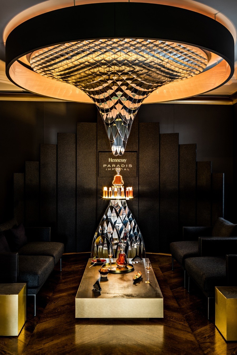 imagen 2 de Hennessy Paradis Imperial Precision Gallery, el hogar del cognac está en el hotel Bristol de París.