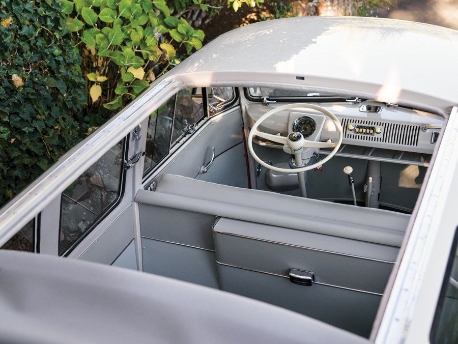 imagen 9 de RM Sotheby’s saca a subasta un excepcional VW Deluxe ’23-Window’ Microbus de 1960.