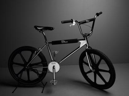 Dior Homme y Bogarde ruedan juntos en una bicicleta de lujo.
