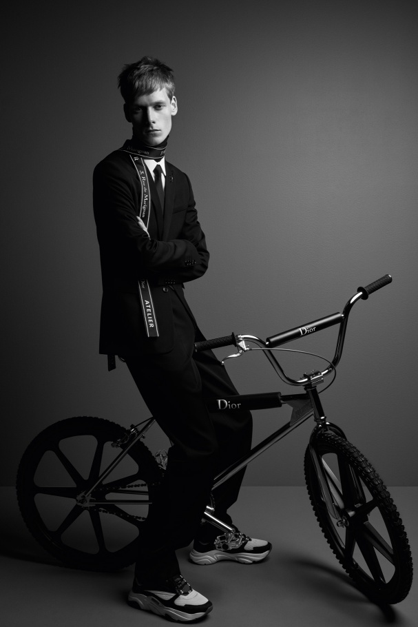 imagen 3 de Dior Homme y Bogarde ruedan juntos en una bicicleta de lujo.