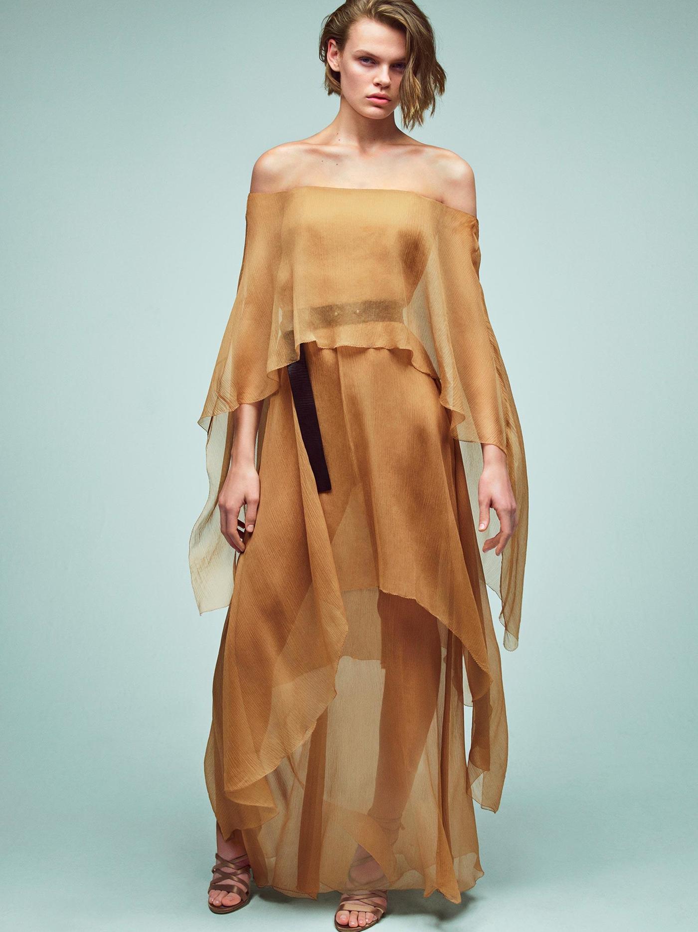 imagen 5 de Transparencias, brillo, color y espaldas de escándalo, así es la moda de Alberta Ferretti en primavera.