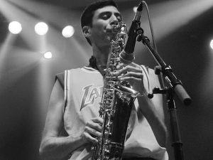 Joey Dosik estrena vídeo de baloncesto que no solo habla de la victoria.