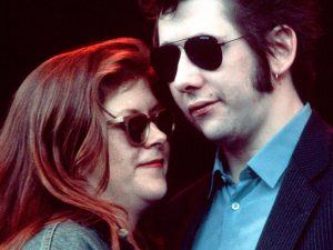 La banda de folk punk The Pogues escribió este clásico navideño.