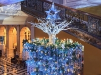 Lagerfeld, el hotel Claridge’s de Londres y un árbol de Navidad del revés.