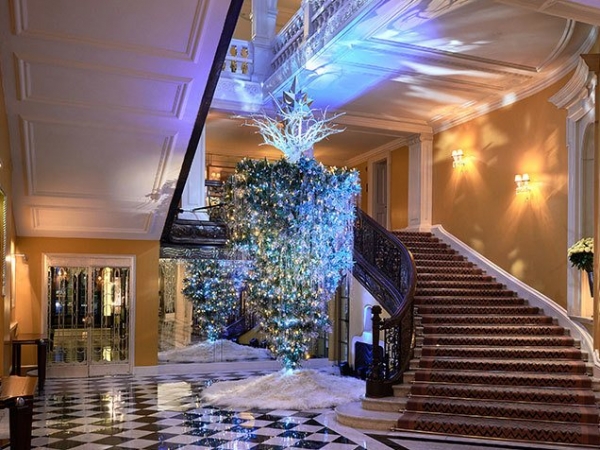 Lagerfeld, el hotel Claridge y un árbol de Navidad del revés. 2