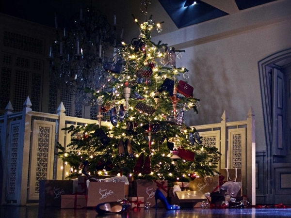Louboutin llena de regalos el árbol de Navidad.