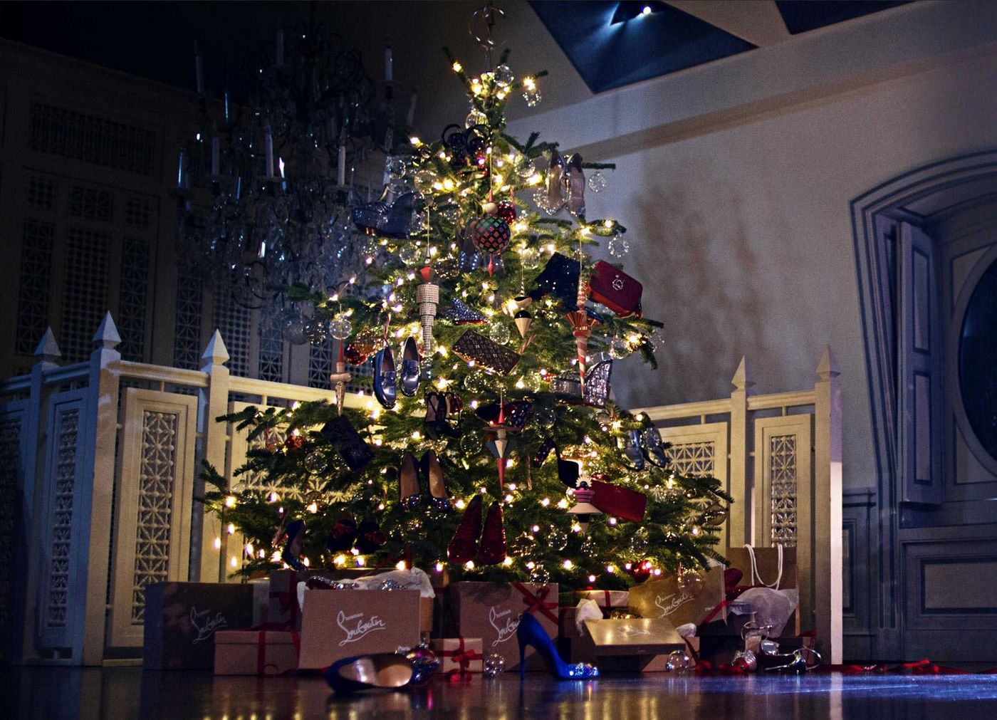 imagen 1 de Louboutin llena de regalos el árbol de Navidad.