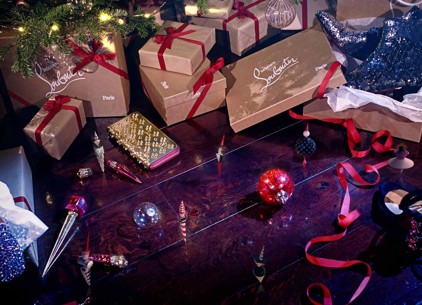 imagen 5 de Louboutin llena de regalos el árbol de Navidad.