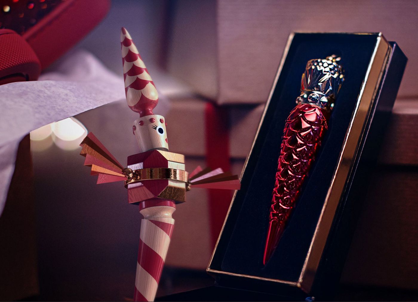 imagen 2 de Louboutin llena de regalos el árbol de Navidad.
