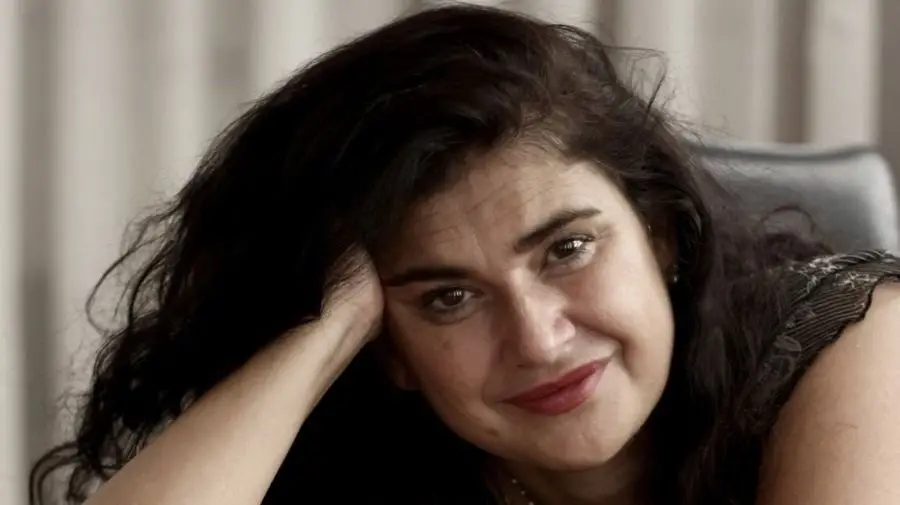 He intentado olvidar, pero la memoria, la muy traidora, aprovecha cuando duermo, cuando estoy indefensa. 