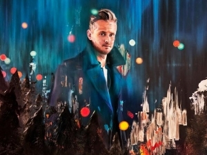 Tom Chaplin revive el espíritu de la Navidad en su nuevo vídeo.