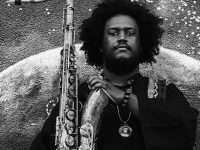 El saxofonista Kamasi Washington actuará en mayo en Madrid y Barcelona.