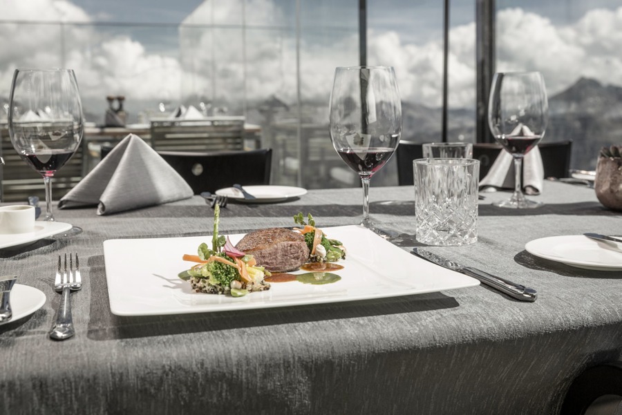imagen 4 de Ice Q, un restaurante para comerte el invierno, como James Bond, con vistas a la nieve del Tirol.