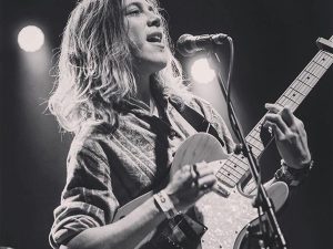 Isaac Gracie, un cantautor de la vieja escuela de los trovadores clásicos.