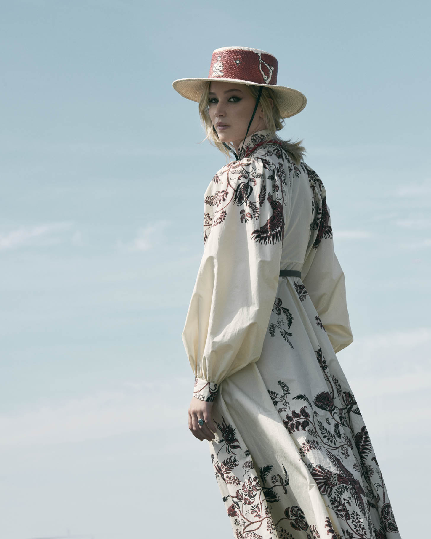imagen 9 de La elegancia étnica de Dior creada por Maria Grazia Chiuri y vestida por Jennifer Lawrence.