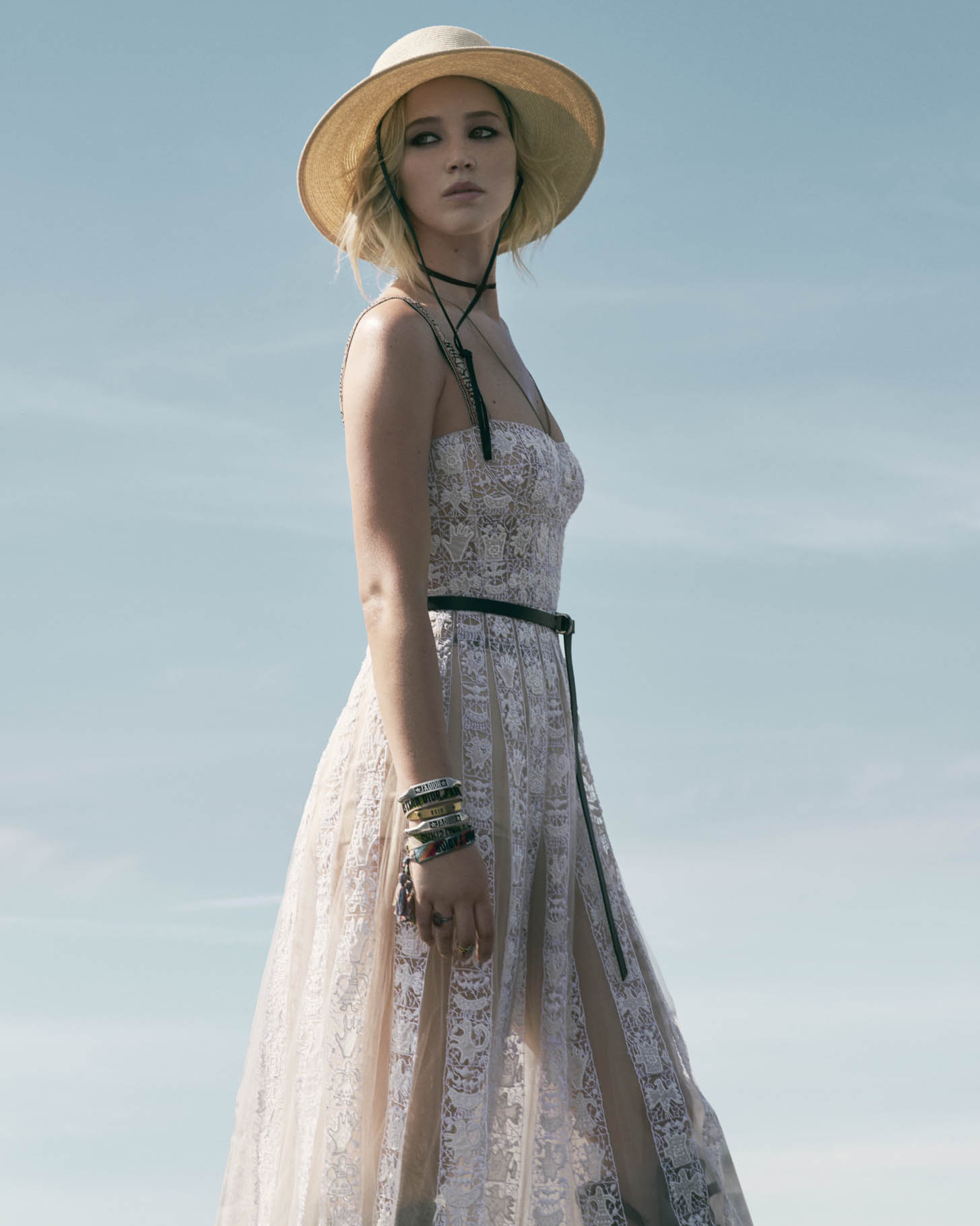imagen 2 de La elegancia étnica de Dior creada por Maria Grazia Chiuri y vestida por Jennifer Lawrence.