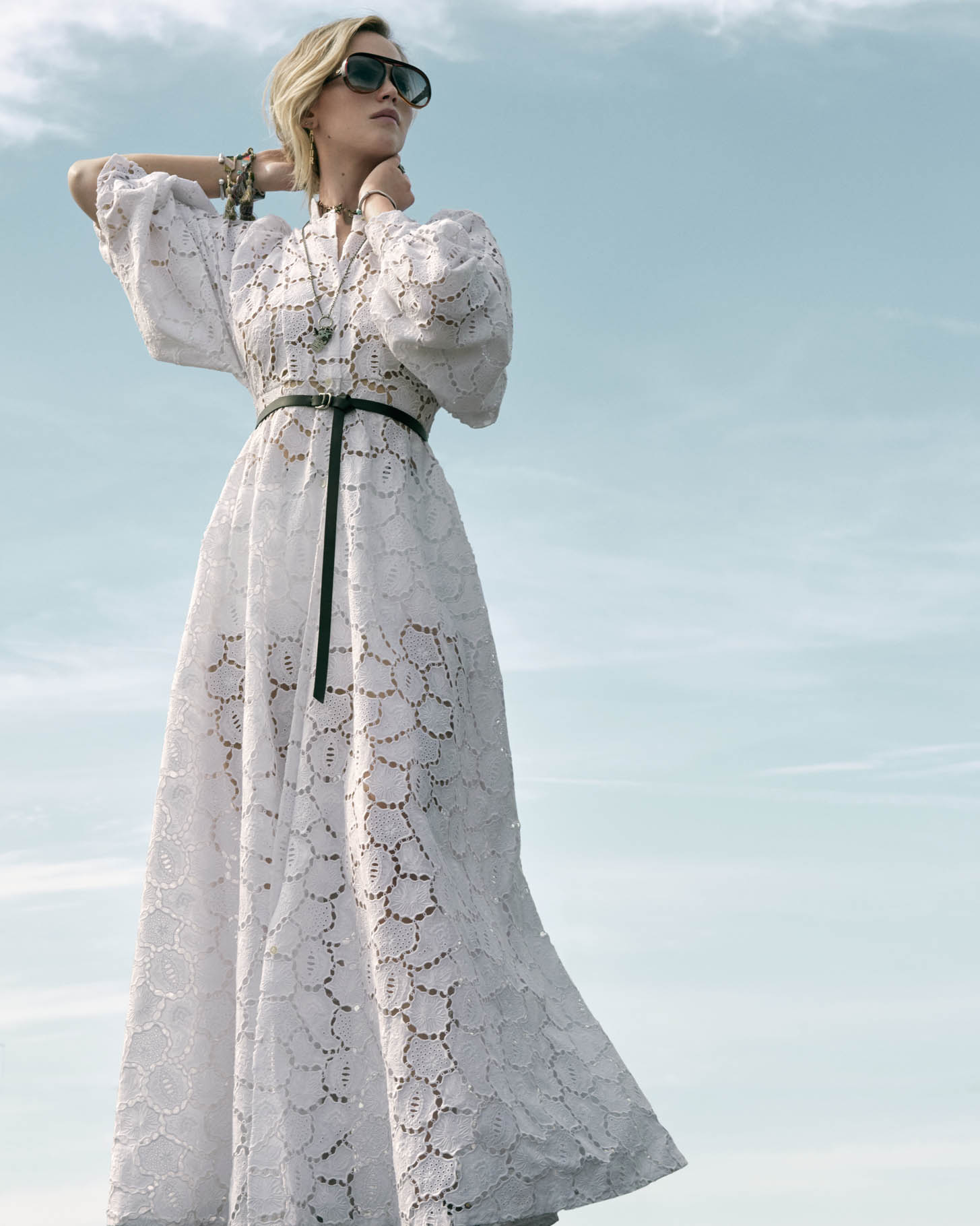 imagen 3 de La elegancia étnica de Dior creada por Maria Grazia Chiuri y vestida por Jennifer Lawrence.