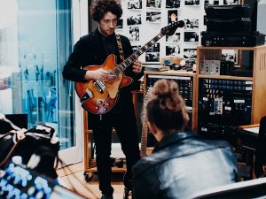 Ponte en forma con el nuevo vídeo de The Wombats.