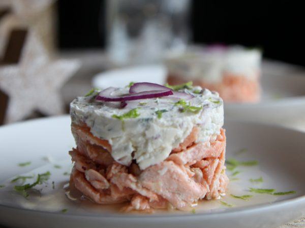 Salmón con cebolla roja, eneldo, cottage y ricota.