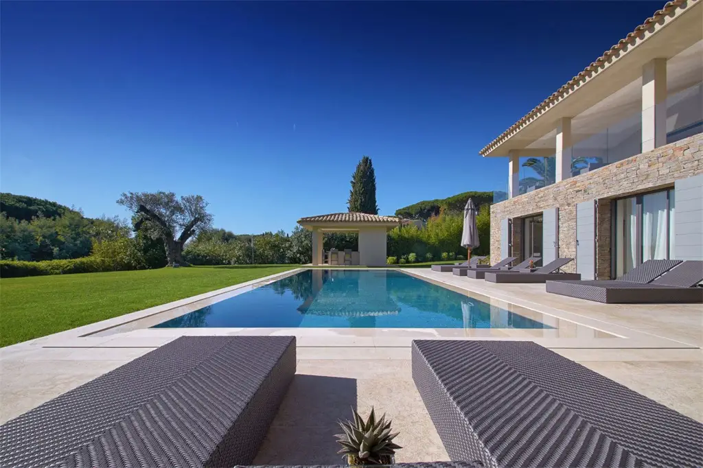 imagen 2 de Sotheby’s vende una casa de lujo en el corazón de la Riviera francesa.