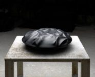 Tadanori Yamaguchi. Ramas en negro, 2017, granito negro.