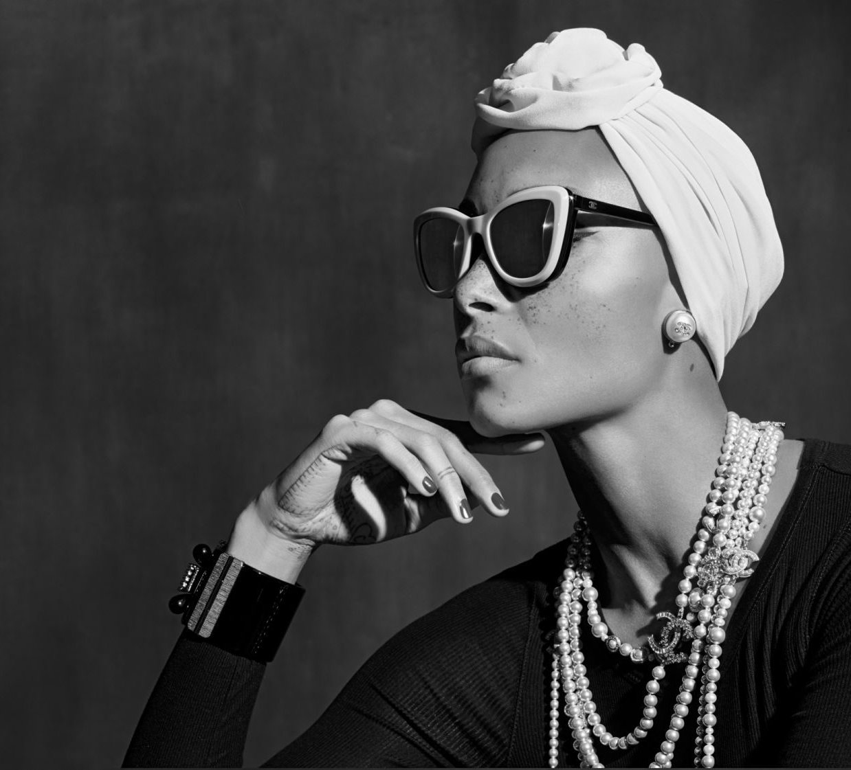 imagen 1 de Adwoa Aboah, toda glamour con gafas de Chanel.