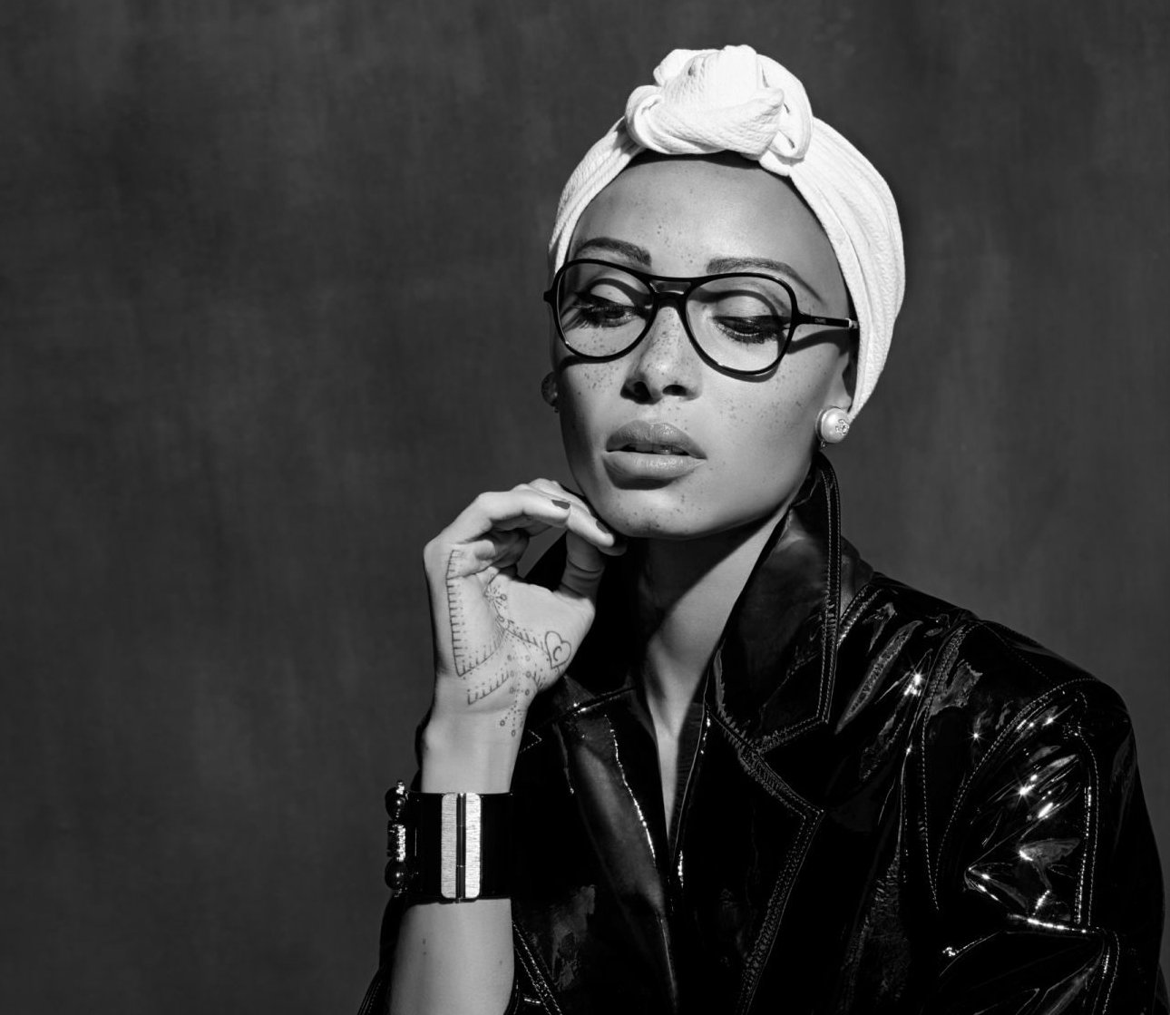 imagen 2 de Adwoa Aboah, toda glamour con gafas de Chanel.