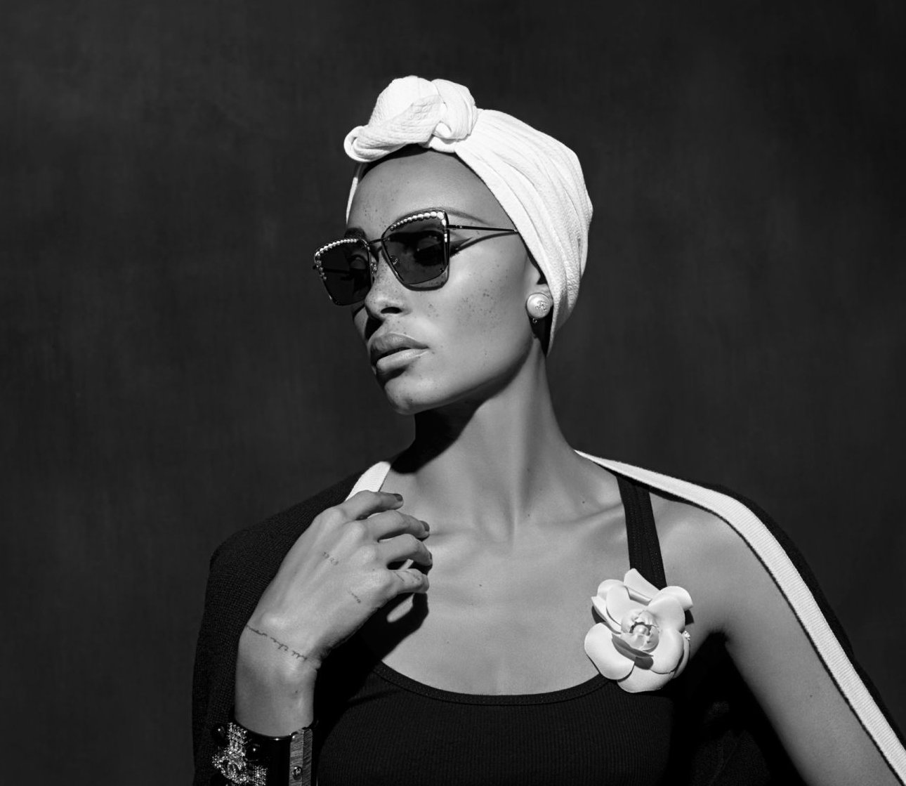 imagen 3 de Adwoa Aboah, toda glamour con gafas de Chanel.