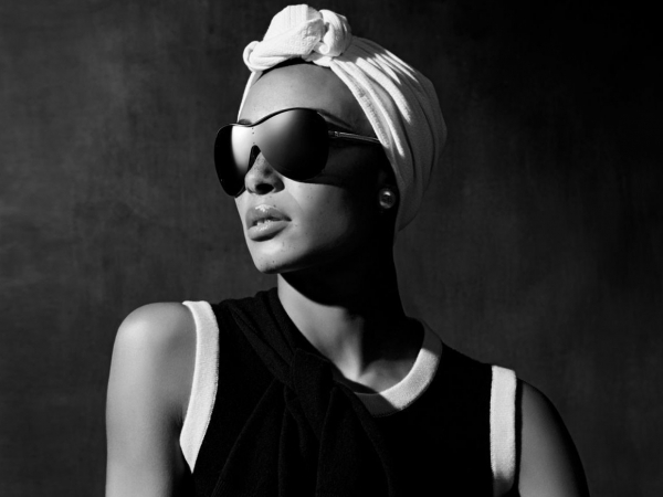Adwoa Aboah, toda glamour con gafas de Chanel.