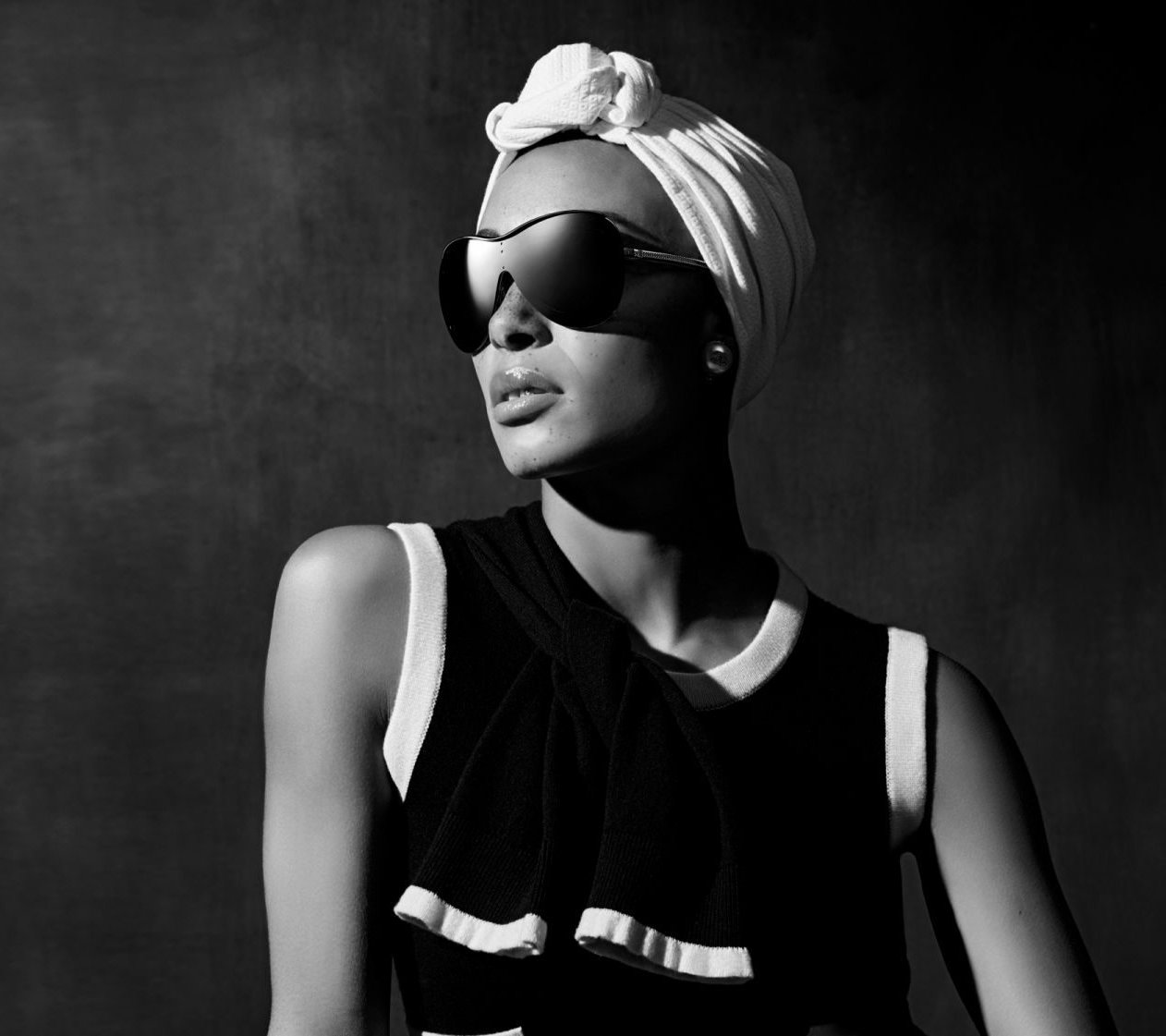 imagen 4 de Adwoa Aboah, toda glamour con gafas de Chanel.