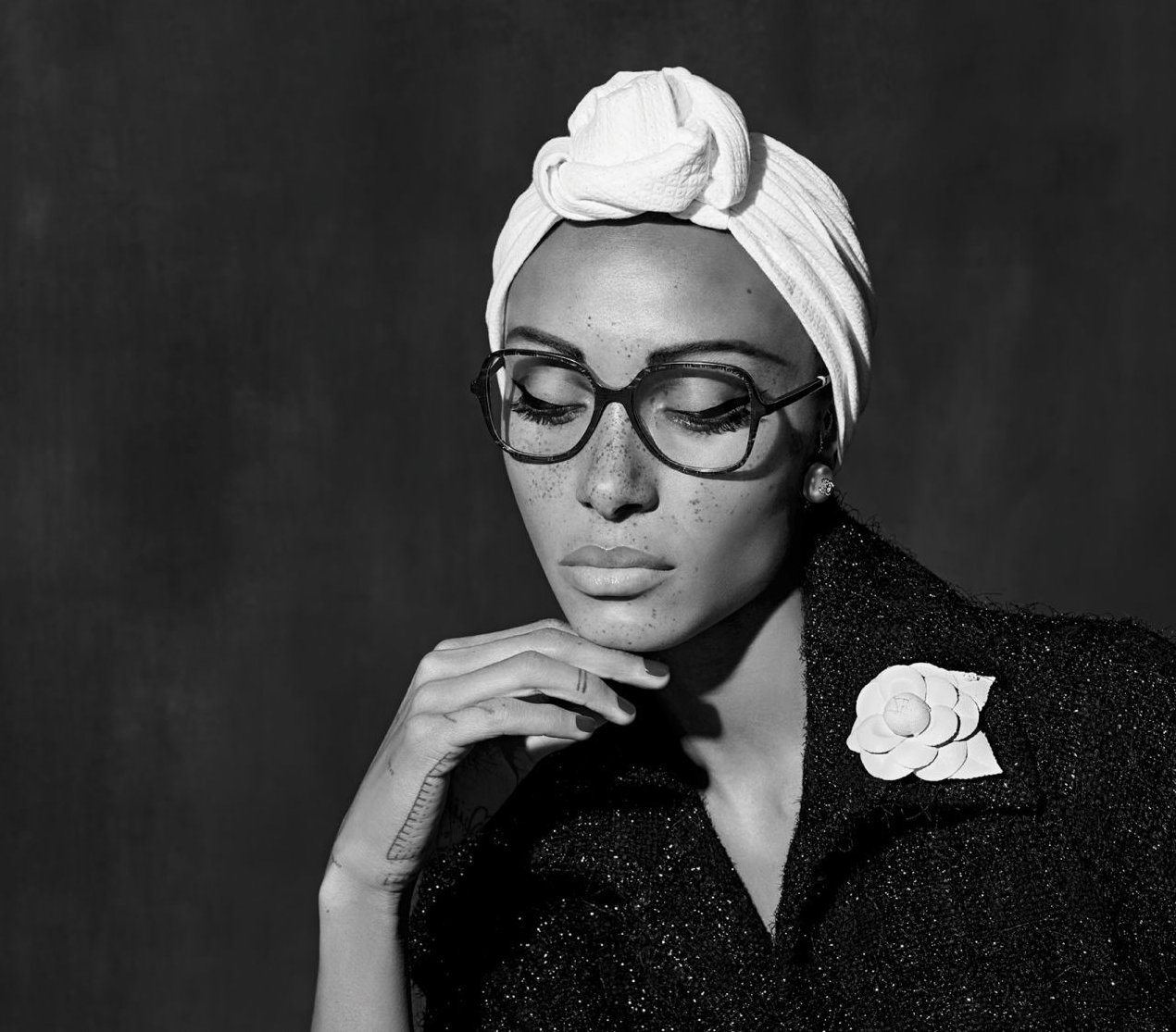 imagen 5 de Adwoa Aboah, toda glamour con gafas de Chanel.