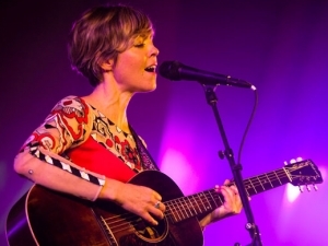 Emily Barker presenta en España su último disco.