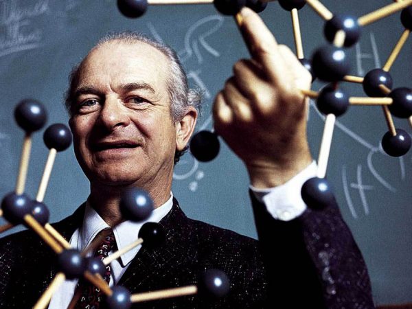Linus Pauling, el científico que transformó la química en un mundo de estructuras tridimensionales.