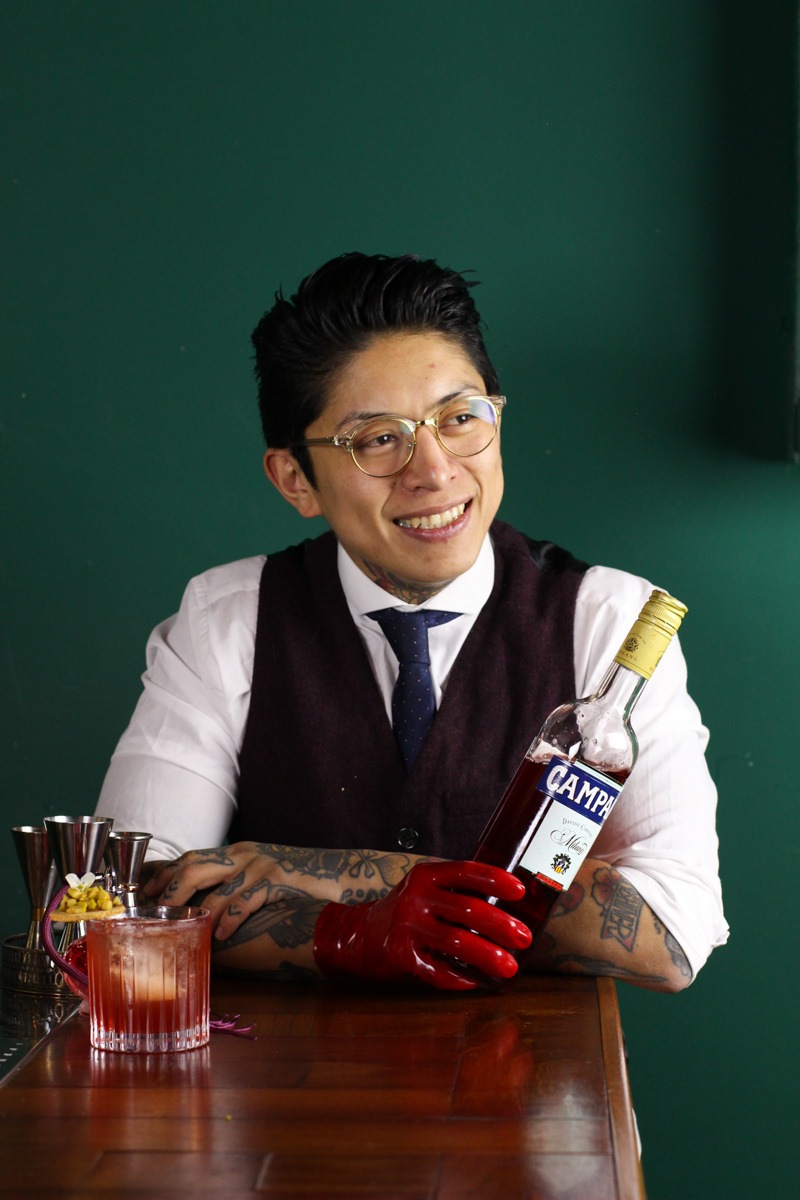 Santi Ortiz prepara un Negroni.