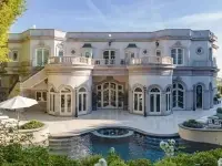 Un palacio barroco en Beverly Hills, en venta por 28 millones.