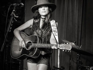 Whitney Rose, una retro go-go de los sesenta en su nuevo vídeo.