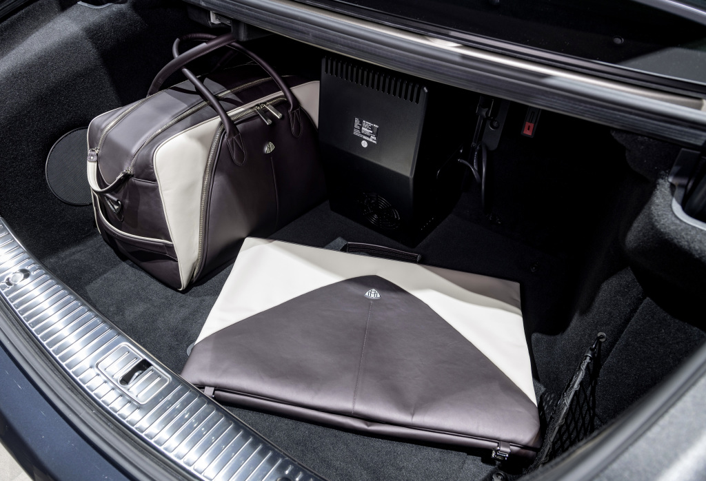 imagen 3 de Maybach Luxury: con las maletas en el coche.