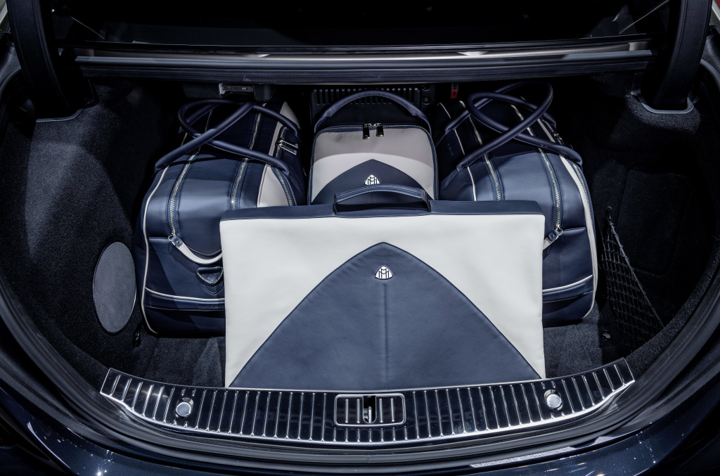 imagen 5 de Maybach Luxury: con las maletas en el coche.