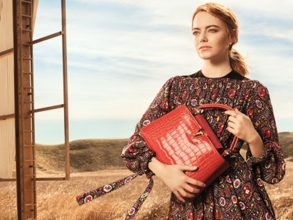 Emma Stone en el desierto de California con Louis Vuitton.